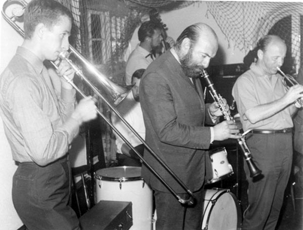 Sandy Brown with Regden Legon band